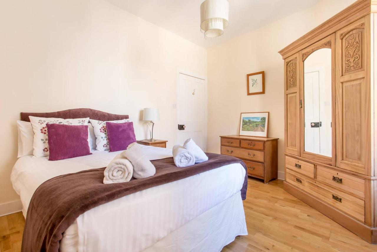 Altido Retro Castle Retreat 2Bed EDI Room photo