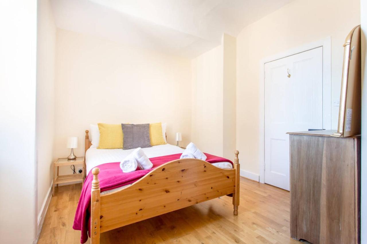 Altido Retro Castle Retreat 2Bed EDI Room photo
