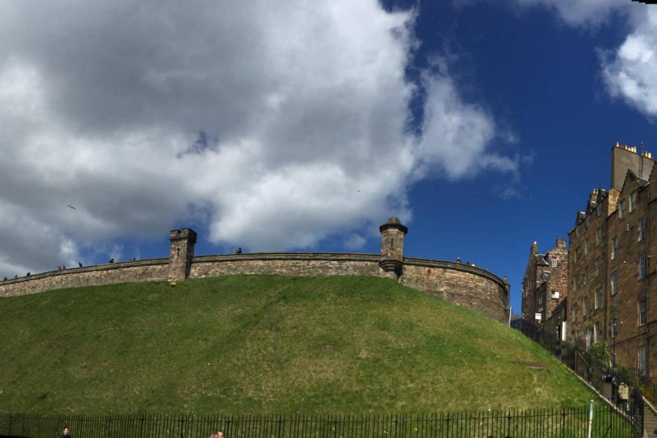 Altido Retro Castle Retreat 2Bed EDI Room photo